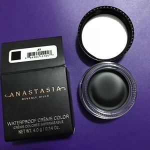 waterproof creme color eyeliner in shade jet!!